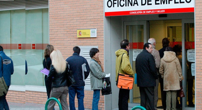 El paro aumenta en 56.844 personas en octubre hasta rozar los 3,47 millones El paro aumenta en 56.844 personas en octubre hasta rozar los 3,47 millones