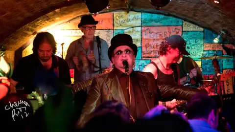 Gurruchaga cantando "Cold Turkey" de John Lennon en The Cavern / Liverpool 2012 Gurruchaga cantando "Cold Turkey" de John Lennon en The Cavern / Liverpool 2012