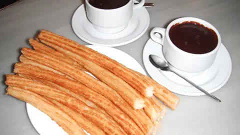Paramos a merendar unos ricos churros en un conocido y mítico lugar de la ciudad Paramos a merendar unos ricos churros en un conocido y mítico lugar de la ciudad