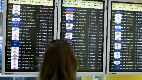 Panel de informaci&oacute;n de un aeropuerto