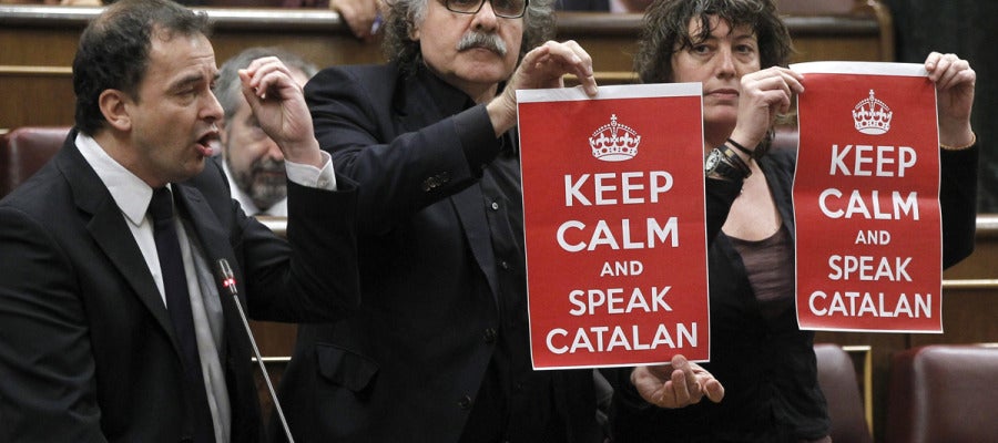 Joan Tardá muestra una pancarta durante la intervención de su compañero de ERC Alfred Bosch Joan Tardá muestra una pancarta durante la intervención de su compañero de ERC Alfred Bosch