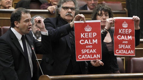 Joan Tard&aacute; muestra una pancarta durante la intervenci&oacute;n de su compa&ntilde;ero de ERC Alfred Bosch