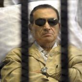 El expresidente egipcio Hosni Mubarak, asiste a un juicio desde una celda
