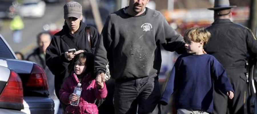 Algunos padres acuden al colegio a recoger a sus hijos Algunos padres acuden al colegio a recoger a sus hijos