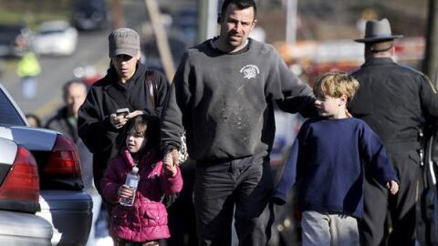 Algunos padres acuden al colegio a recoger a sus hijos