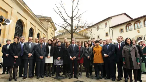 Urkullu posa junto a todo el grupo parlamentario del PNV en la cámara vasca ante el Árbol de Gernika Urkullu posa junto a todo el grupo parlamentario del PNV en la cámara vasca ante el Árbol de Gernika