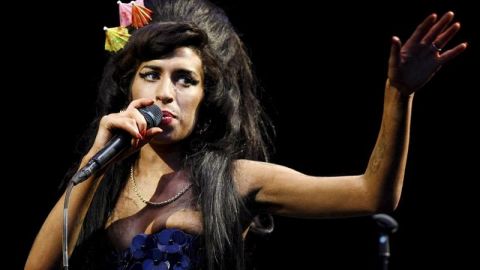 Amy Winehouse durante una actuaci&oacute;n.