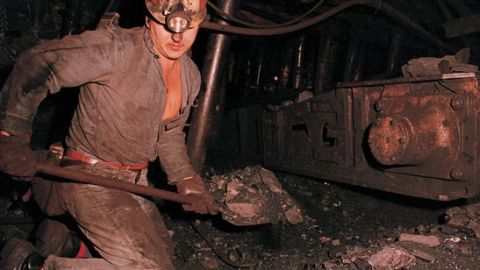 Minero trabajando en la mina