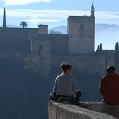 Dos personas frente al Palacio de la Alhambra Dos personas frente al Palacio de la Alhambra