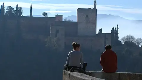 Dos personas frente al Palacio de la Alhambra Dos personas frente al Palacio de la Alhambra
