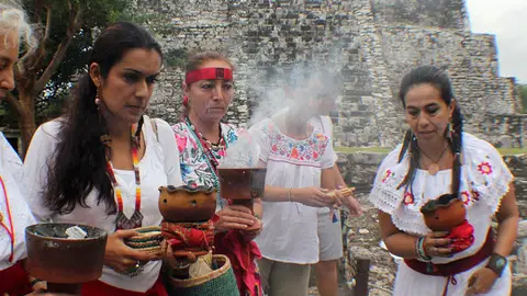 Miembros de grupos tradicionalistas de la cultura maya realizan un ritual en las inmediaciones del centro ceremonial El Meco en Cancún Miembros de grupos tradicionalistas de la cultura maya realizan un ritual en las inmediaciones del centro ceremonial El Meco en Cancún