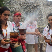 Miembros de grupos tradicionalistas de la cultura maya realizan un ritual en las inmediaciones del centro ceremonial El Meco en Cancún