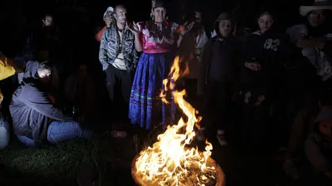 Una mujer chamán de la etnia Maya Chortis dirige un ritual en el parque arqueológico de Copán (Honduras) Una mujer chamán de la etnia Maya Chortis dirige un ritual en el parque arqueológico de Copán (Honduras)