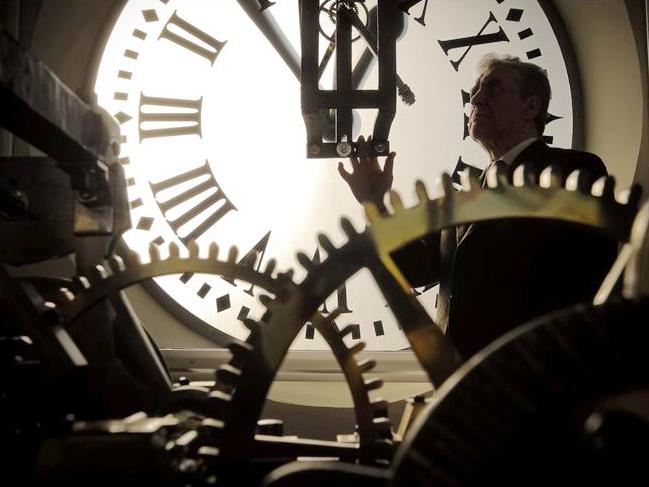 Jesús López-Terrada, el relojero de la Puerta del Sol: "Produce mucha satisfacción oír la explosión de alegría tras la última campanada" Jesús López-Terrada, el relojero de la Puerta del Sol: "Produce mucha satisfacción oír la explosión de alegría tras la última campanada"