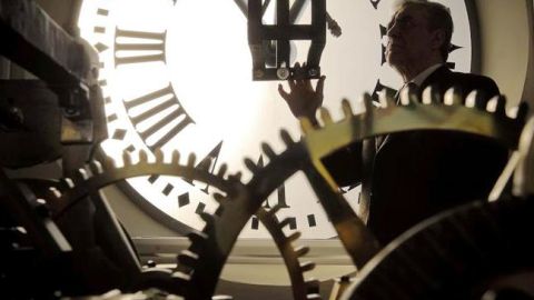Puesta a punto del reloj de la Puerta del Sol. 