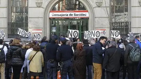 Protestas frente a la Consejería de Sanidad Protestas frente a la Consejería de Sanidad