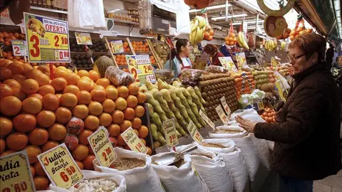 Una mujer compra en un mercado de Madrid. Una mujer compra en un mercado de Madrid.