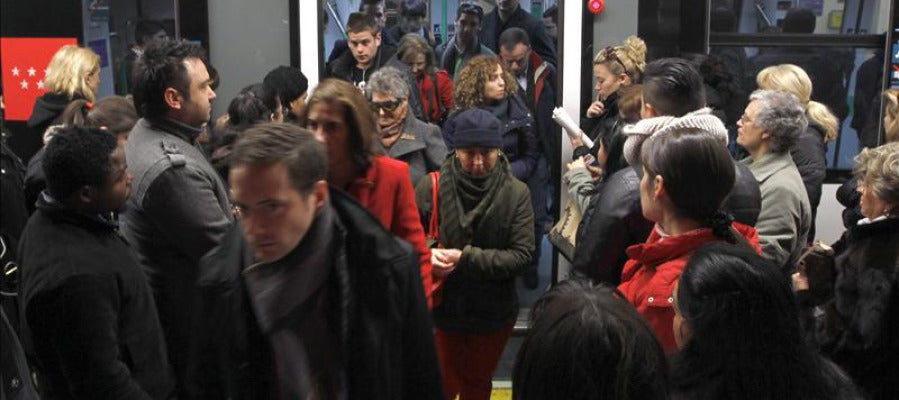 Afluencia en uno de los vagones del metro de Madrid Afluencia en uno de los vagones del metro de Madrid