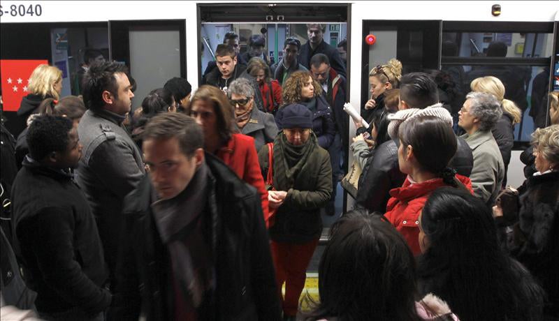 Usuarios del Metro de Madrid advierten de la presencia de 'empujadores' en la estación de Avenida de América Usuarios del Metro de Madrid advierten de la presencia de 'empujadores' en la estación de Avenida de América