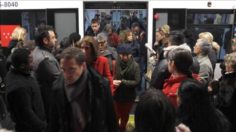 Afluencia en uno de los vagones del metro de Madrid