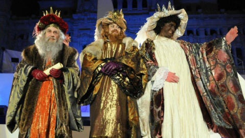 Los Reyes Magos llegan a las distintas ciudades por tierra, mar y aire.