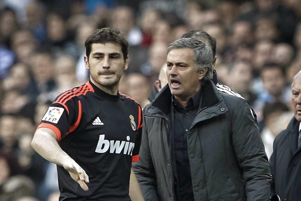 Mourinho responde a Casillas: "No es verdad, me enfrentó y lo hizo del modo en que no hay nadie que lo haga mejor que él: escondido" Mourinho responde a Casillas: "No es verdad, me enfrentó y lo hizo del modo en que no hay nadie que lo haga mejor que él: escondido"