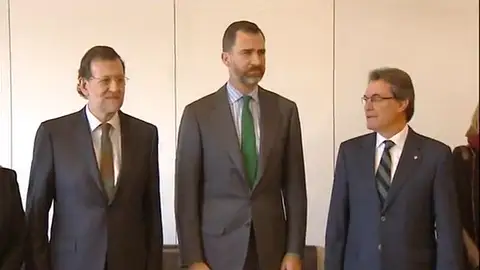 El Príncipe junto a Rajoy y Mas El Príncipe junto a Rajoy y Mas