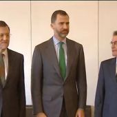 El Príncipe junto a Rajoy y Mas