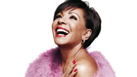 Dame Shirley Bassey fue mundialmente famosa por ser la artista que m&aacute;s veces ha interpretado un tema para la saga James Bond