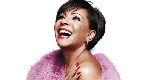 Dame Shirley Bassey fue mundialmente famosa por ser la artista que más veces ha interpretado un tema para la saga James Bond Dame Shirley Bassey fue mundialmente famosa por ser la artista que más veces ha interpretado un tema para la saga James Bond
