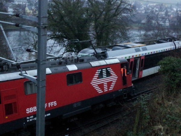 Al menos 30 heridos en un accidente de tren en el centro de Suiza Al menos 30 heridos en un accidente de tren en el centro de Suiza