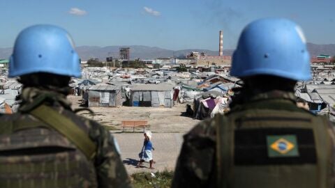 Cascos azules vigilan un campamento