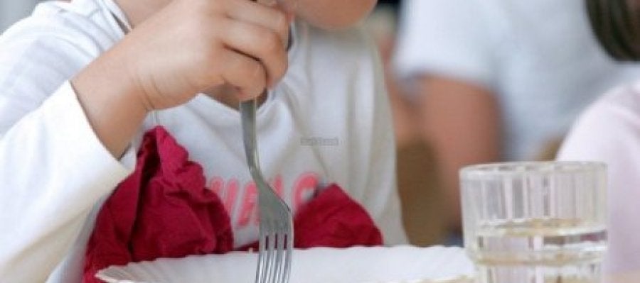 Una niña en el comedor Una niña en el comedor