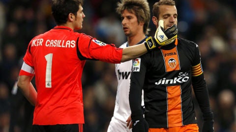 Casillas trata de consolar a Soldado en la ida de Copa