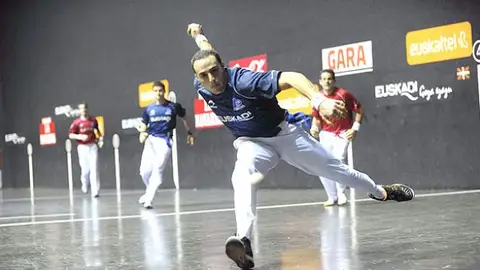 Irujo resta una pelota ante Titín y Merino Irujo resta una pelota ante Titín y Merino