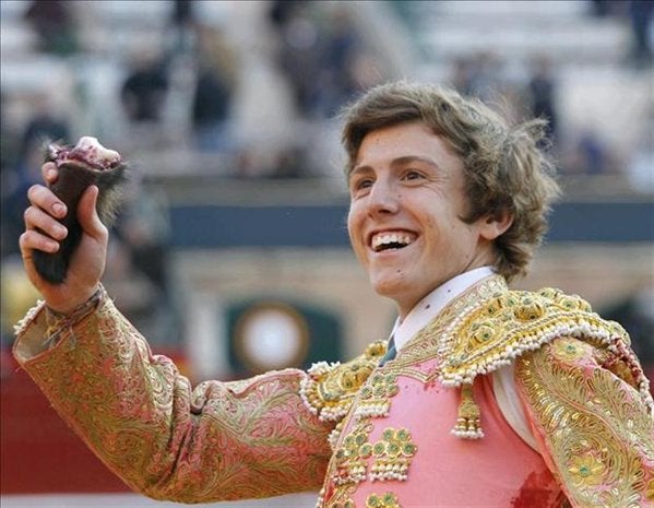 Aquí en la Onda Navarra 22/01 - Va por Ustedes. Román Collado: "En la tierra de mi madre, la Bretaña francesa, no entienden de qué les hablo cuando les digo que soy novillero" Aquí en la Onda Navarra 22/01 - Va por Ustedes. Román Collado: "En la tierra de mi madre, la Bretaña francesa, no entienden de qué les hablo cuando les digo que soy novillero"