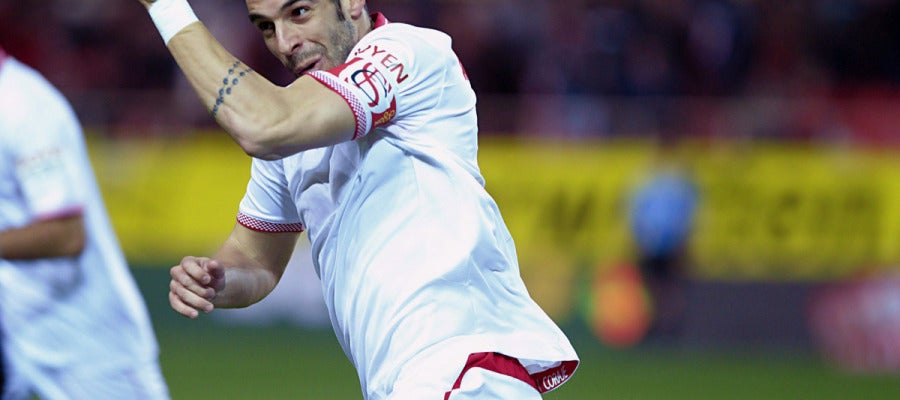 Negredo celebra uno de sus goles Negredo celebra uno de sus goles
