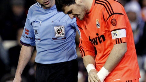 Casillas se retira lesionado de Mestalla