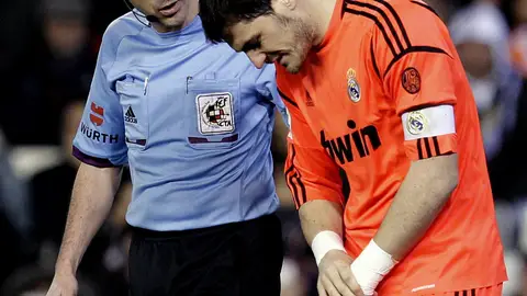 Casillas se retira lesionado de Mestalla Casillas se retira lesionado de Mestalla