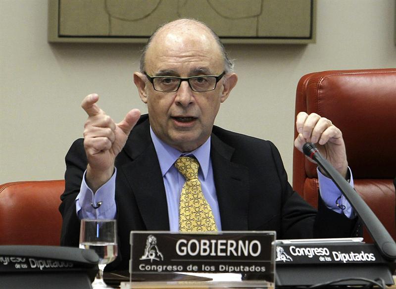 La pelota está en el tejado de Cristóbal Montoro La pelota está en el tejado de Cristóbal Montoro