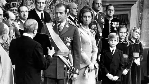 Don Juan Carlos es proclamdo Rey y presta juramento Don Juan Carlos es proclamdo Rey y presta juramento
