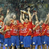 La selección de balonmano festejando.