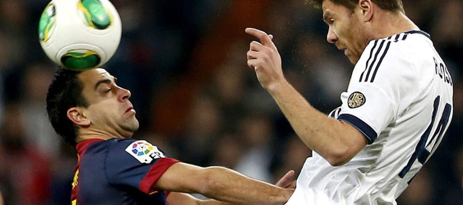 Xavi y Alonso intentan cabecear el balón Xavi y Alonso intentan cabecear el balón