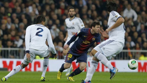 Messi, rodeado por tres jugadores del Madrid