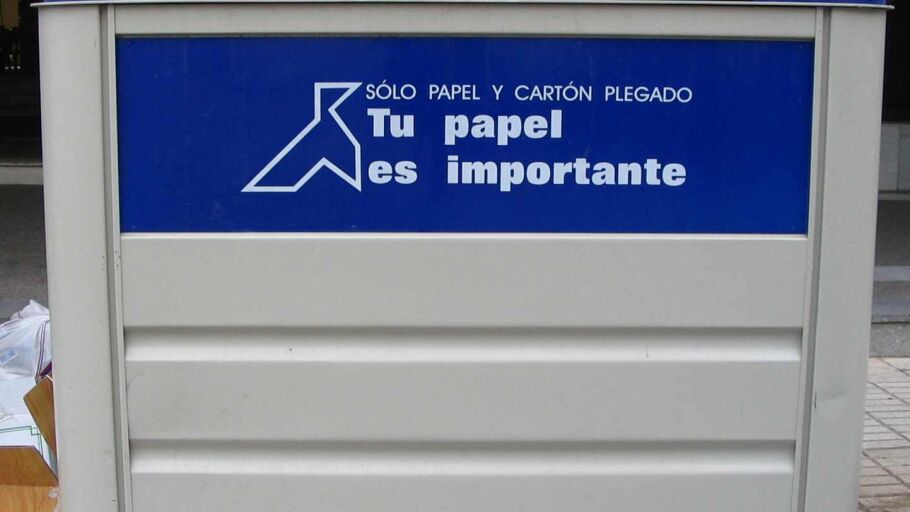 Contenedor azul de reciclaje