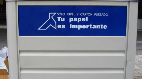 Contenedor azul de reciclaje