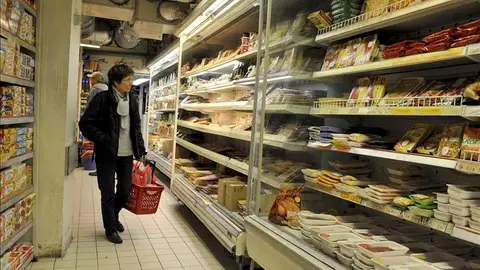 Un cliente observa las estanterías de un supermercado. Un cliente observa las estanterías de un supermercado.