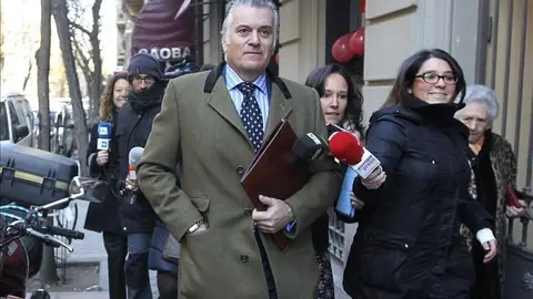 Luis Bárcenas camina mientras la prensa le pregunta Luis Bárcenas camina mientras la prensa le pregunta