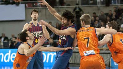 Navarro lucha por la posesi&oacute;n ante el Valencia