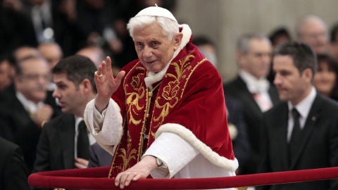 Benedicto XVI bendiciendo a los miembros de la Orden de Malta durante una misa en la Bas&iacute;lica de San Pedro del Vaticano. 